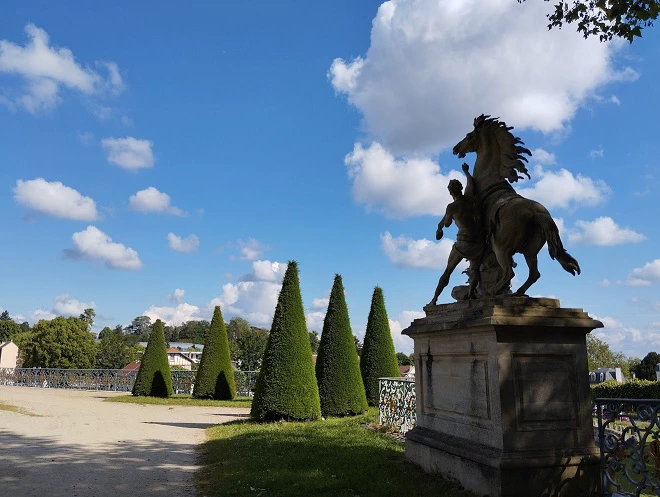 Photographie présentant l'une des statues (réplique) des Chevaux de Marly, sculptés par Guillaume Coustou